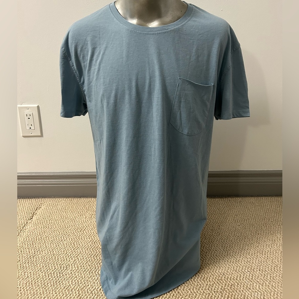 Men’s Essentials shirt size large
